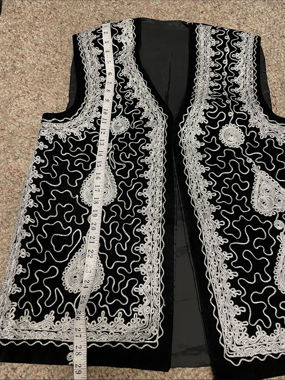 Vintage velvet vest with metallic silver thread embroidered design - Picture 5 of 7